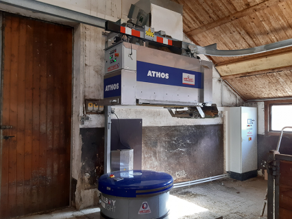 Beschickung des Athos mit Futter oder Einstreumaterial